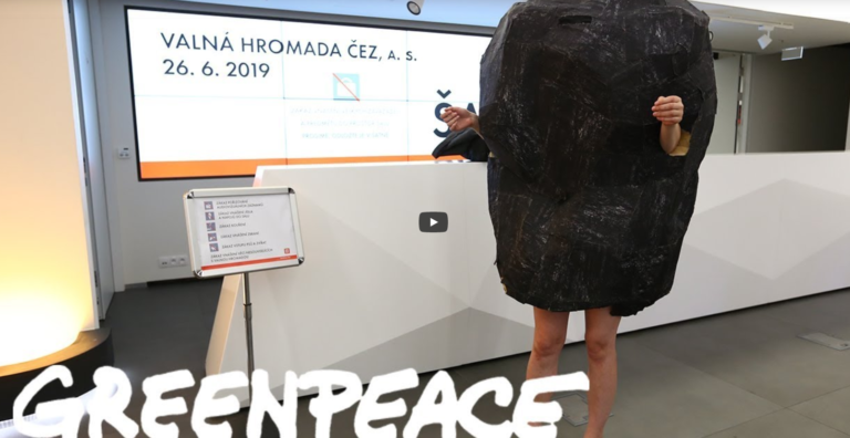 Desítky protestujících přerušily valnou hromadu ČEZ, nelíbí se jim prodej elektrárny Počerady